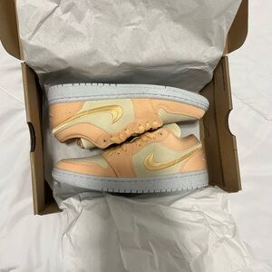 Women’sAir Jordan 1 Low SE Celestial Gold